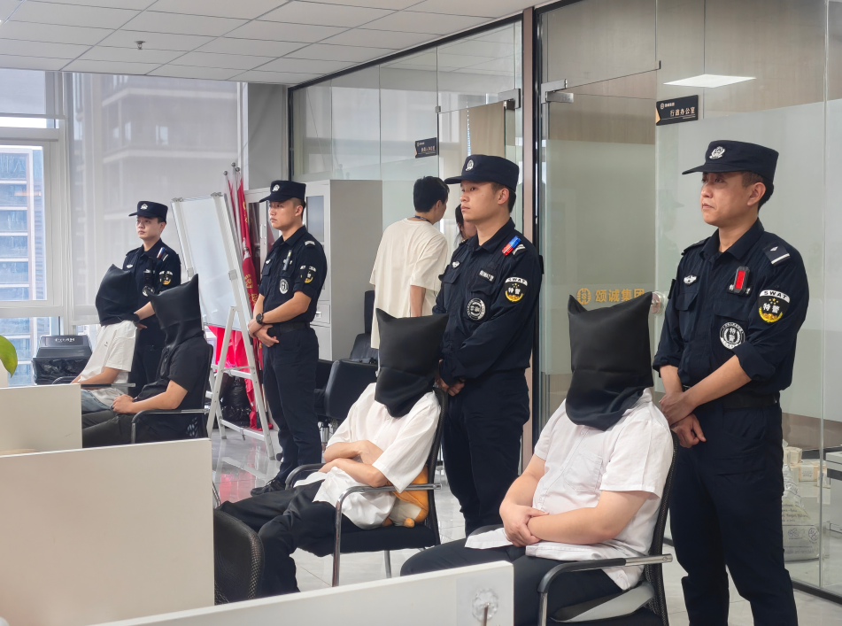 江西某电销窝点被端 63人被“带头套”…