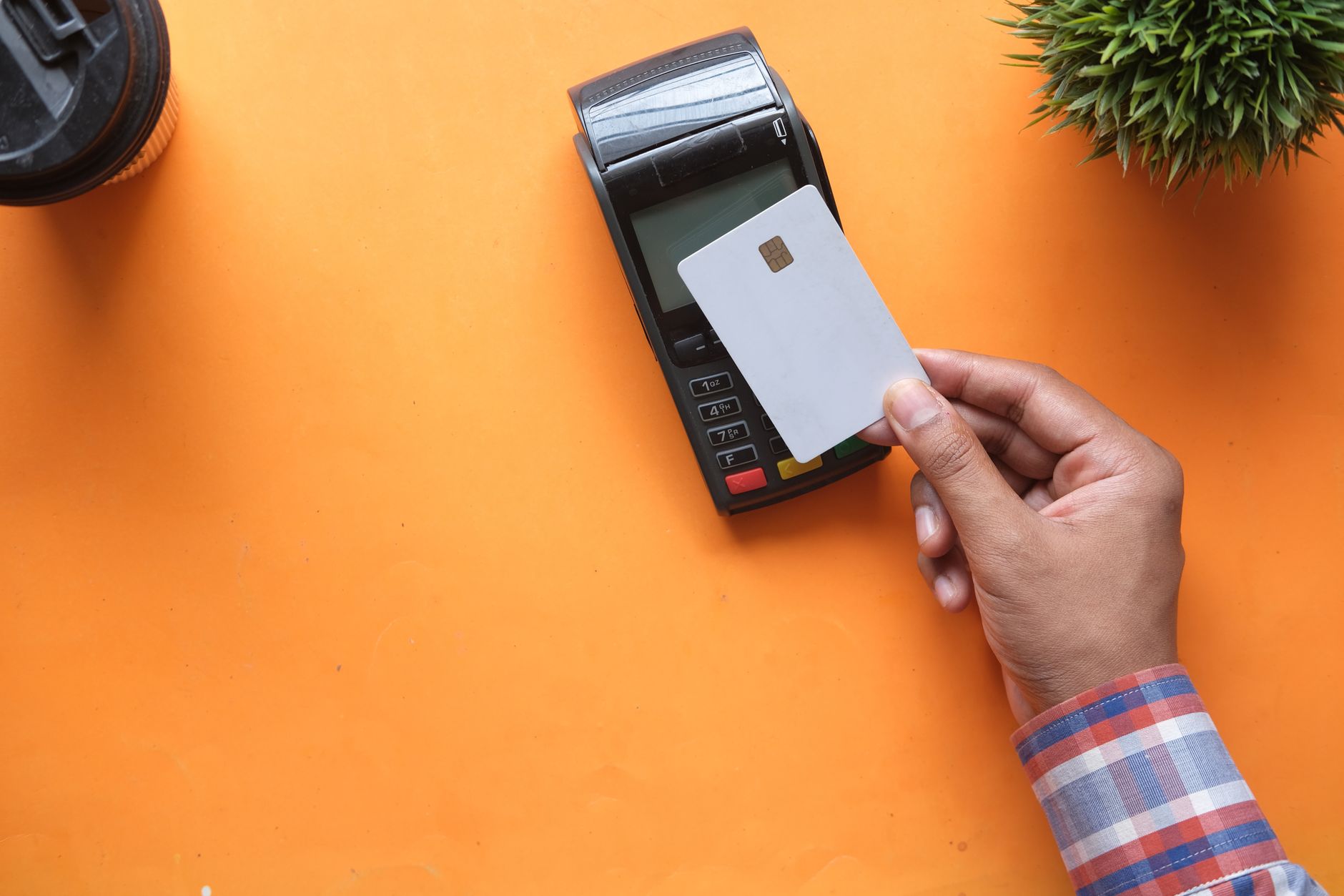 POS机进件是什么意思:A person making a contactless payment with a cre POS机进件是什么意思:A person making a contactless payment with a cre