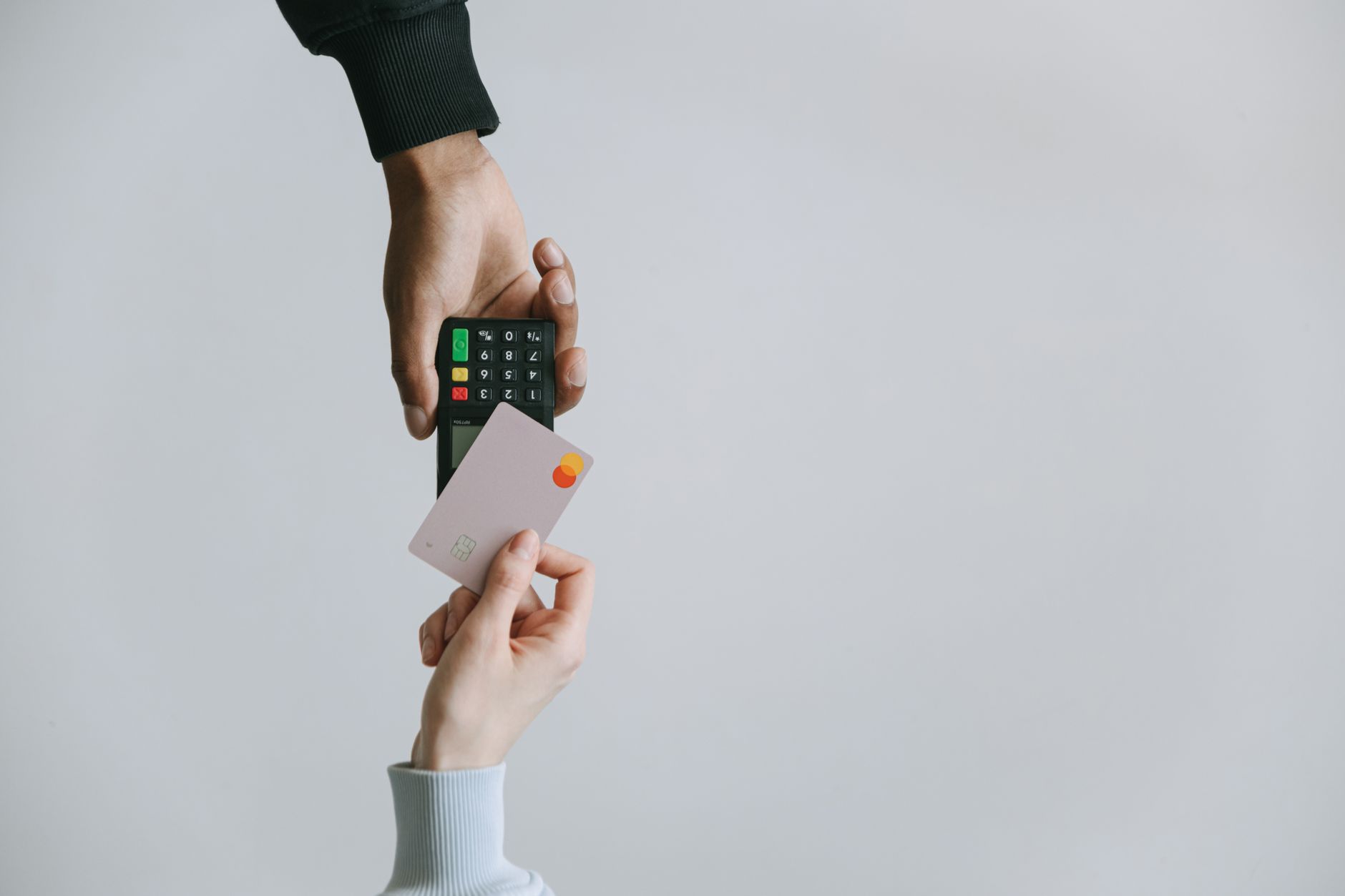 微商和社区团购怎么收款:Modern contactless payment using a card and term 微商和社区团购怎么收款:Modern contactless payment using a card and term